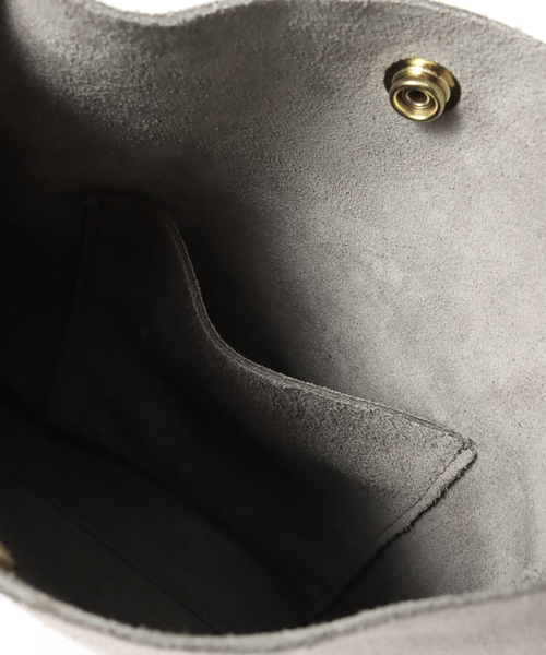 HERITAGE LEATHER(ヘリテージレザー)の「【HERITAGE LEATHER / ヘリテイジレザー】別注 SUEDE SACOCHE(ショルダーバッグ・メンズ・ブラウン系その他/グレー・FREE)」の10枚目の写真