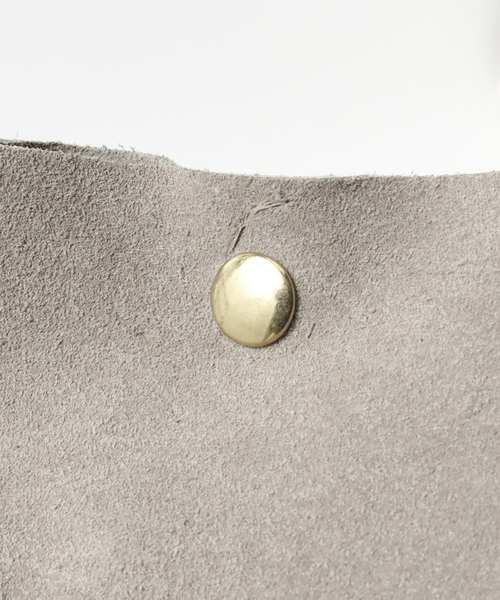 HERITAGE LEATHER(ヘリテージレザー)の「【HERITAGE LEATHER / ヘリテイジレザー】別注 SUEDE SACOCHE(ショルダーバッグ・メンズ・ブラウン系その他/グレー・FREE)」の11枚目の写真