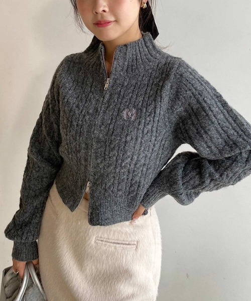 one after another NICE CLAUP（ワンアフターアナザーナイスクラップ）の「ワンポイント刺繍/ダブルジップアップケーブルニット（ニット/セーター・レディース・アイボリー/グレー/チャコールグレー/ベージュ/ピンク・FREE）」の6枚目の写真