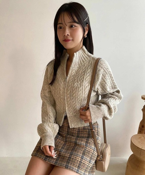 one after another NICE CLAUP（ワンアフターアナザーナイスクラップ）の「ワンポイント刺繍/ダブルジップアップケーブルニット（ニット/セーター・レディース・アイボリー/グレー/チャコールグレー/ベージュ/ピンク・FREE）」の13枚目の写真