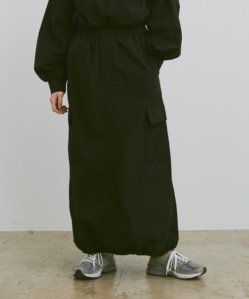 flaner(フラネ)の「Loose nylon long skirt / ルーズナイロンロングスカート(スカート・レディース・ブラック/ネイビー・MEDIUM/SMALL)」の2枚目の写真