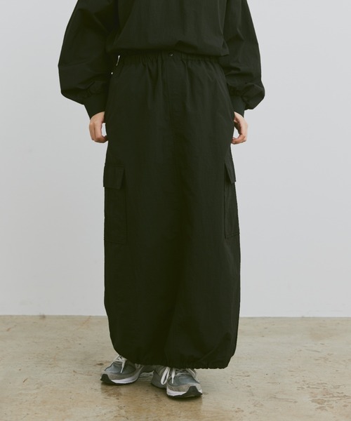 flaner(フラネ)の「Loose nylon long skirt / ルーズナイロンロングスカート(スカート・レディース・ブラック/ネイビー・MEDIUM/SMALL)」の3枚目の写真