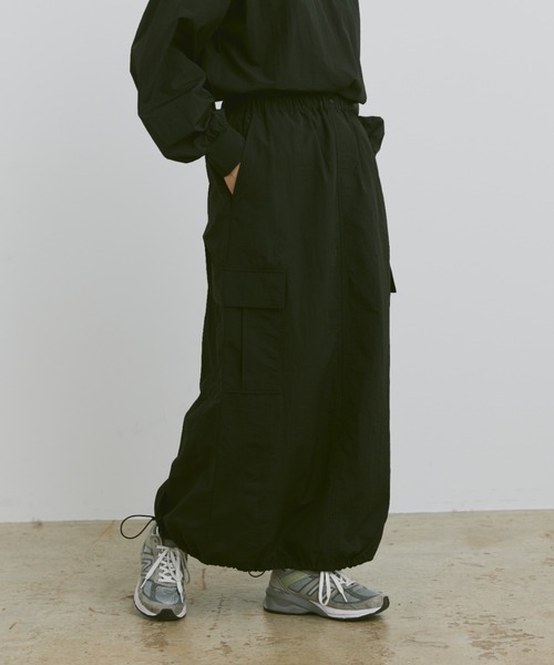 flaner(フラネ)の「Loose nylon long skirt / ルーズナイロンロングスカート(スカート・レディース・ブラック/ネイビー・MEDIUM/SMALL)」の4枚目の写真