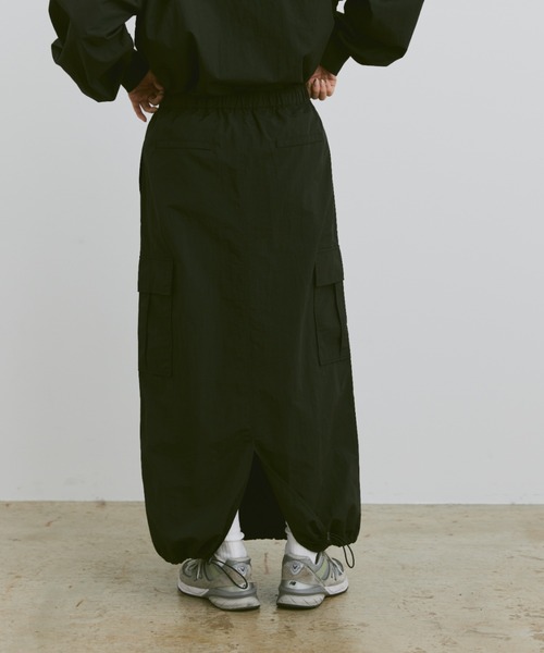 flaner(フラネ)の「Loose nylon long skirt / ルーズナイロンロングスカート(スカート・レディース・ブラック/ネイビー・MEDIUM/SMALL)」の6枚目の写真
