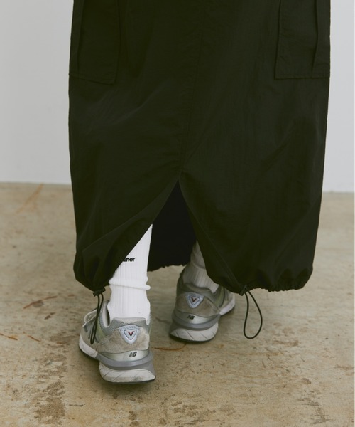 flaner(フラネ)の「Loose nylon long skirt / ルーズナイロンロングスカート(スカート・レディース・ブラック/ネイビー・MEDIUM/SMALL)」の8枚目の写真