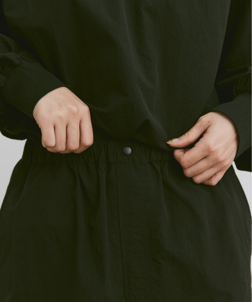 flaner(フラネ)の「Loose nylon long skirt / ルーズナイロンロングスカート(スカート・レディース・ブラック/ネイビー・MEDIUM/SMALL)」の9枚目の写真