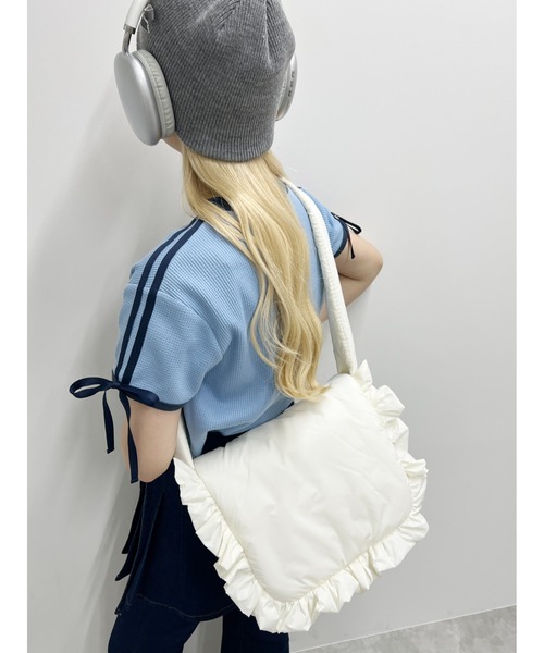 WC(ダブル シー)の「フリルパテッドショルダーバッグ(ショルダーバッグ・レディース・アイボリー/ブラック・FREE)」の1枚目の写真