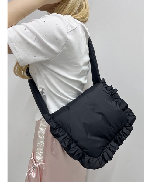 WC(ダブル シー)の「フリルパテッドショルダーバッグ(ショルダーバッグ・レディース・アイボリー/ブラック・FREE)」の2枚目の写真