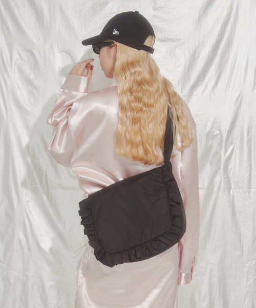 WC(ダブル シー)の「フリルパテッドショルダーバッグ(ショルダーバッグ・レディース・アイボリー/ブラック・FREE)」の4枚目の写真