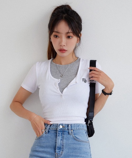 muahmuah(ムーアムーア)の「A'GEM/9 × .kom 『muah muah/ムーアムーア』 LOGO POINT BUTTON HALF T-SHIRT/ロゴポイント ボタンハーフTシャツ(Tシャツ/カットソー・レディース・ホワイト/グレー/ブラック・FREE)」の2枚目の写真