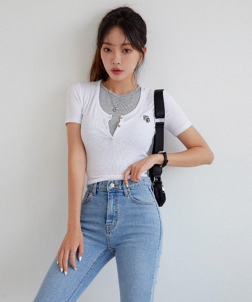 muahmuah(ムーアムーア)の「A'GEM/9 × .kom 『muah muah/ムーアムーア』 LOGO POINT BUTTON HALF T-SHIRT/ロゴポイント ボタンハーフTシャツ(Tシャツ/カットソー・レディース・ホワイト/グレー/ブラック・FREE)」の5枚目の写真