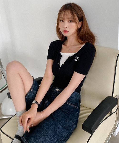 muahmuah(ムーアムーア)の「A'GEM/9 × .kom 『muah muah/ムーアムーア』 LOGO POINT BUTTON HALF T-SHIRT/ロゴポイント ボタンハーフTシャツ(Tシャツ/カットソー・レディース・ホワイト/グレー/ブラック・FREE)」の7枚目の写真