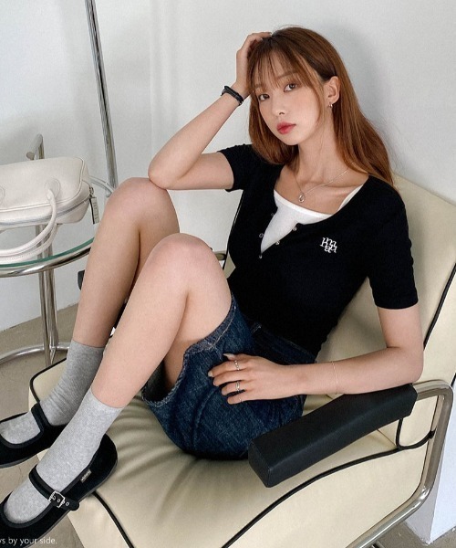 muahmuah(ムーアムーア)の「A'GEM/9 × .kom 『muah muah/ムーアムーア』 LOGO POINT BUTTON HALF T-SHIRT/ロゴポイント ボタンハーフTシャツ(Tシャツ/カットソー・レディース・ホワイト/グレー/ブラック・FREE)」の8枚目の写真