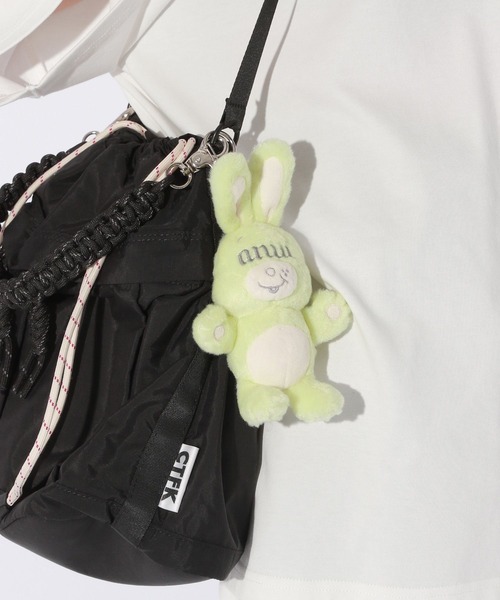 Anui(アニュイ)の「【Anui】ヤンキーラビットチャーム(キーホルダー・レディース・オフホワイト/ブラック/ライム・FREE)」の3枚目の写真