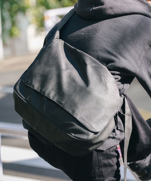 RAGEBLUE（レイジブルー）の「フラップショルダーバッグ（ショルダーバッグ・メンズ・ブラック/ブラック系その他/オフホワイト/ブラック系その他2・FREE）」の2枚目の写真