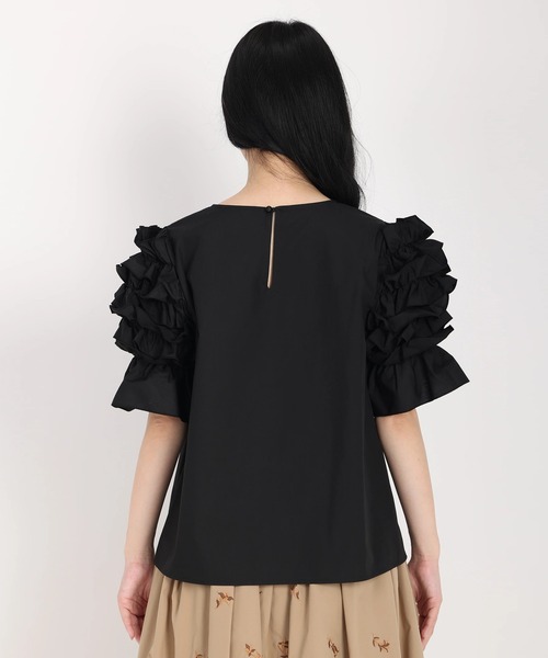 UNIVERVAL MUSE（ユニバーバル ミューズ）の「フリルスリーブブラウス　シャツ・ブラウス（シャツ/ブラウス・レディース・ブラック/オフホワイト・2）」の6枚目の写真