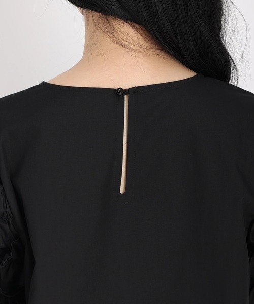 UNIVERVAL MUSE（ユニバーバル ミューズ）の「フリルスリーブブラウス　シャツ・ブラウス（シャツ/ブラウス・レディース・ブラック/オフホワイト・2）」の8枚目の写真