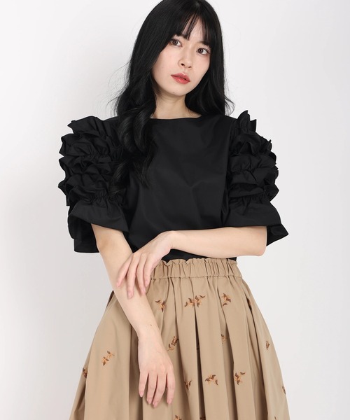 UNIVERVAL MUSE（ユニバーバル ミューズ）の「フリルスリーブブラウス　シャツ・ブラウス（シャツ/ブラウス・レディース・ブラック/オフホワイト・2）」の4枚目の写真