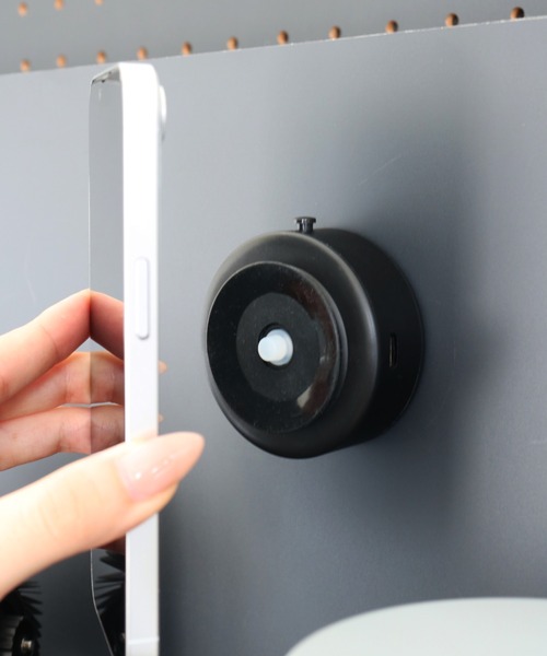 C520(シーゴーニーゼロ)の「〈C520/シーゴーニーゼロ〉VacuMag 真空吸着MagSafeホルダー 充電なし(スマホグッズ・レディース・ブラック/シルバー・ONE SIZE)」の2枚目の写真