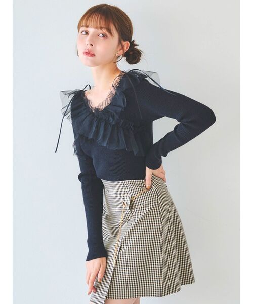 dazzlin(ダズリン)の「リボンチュールオフショルニットトップス(ニット/セーター・レディース・ブラック/グレー/オフホワイト/ピンク・FREE)」の5枚目の写真