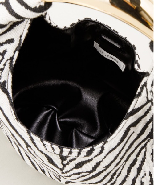 LE VERNIS（ル・ベルニ）の「LE VERNIS(ル・ベルニ)Sculpture bag S（ハンドバッグ・レディース・ホワイト/ブラック/ゼブラ・FREE）」の12枚目の写真