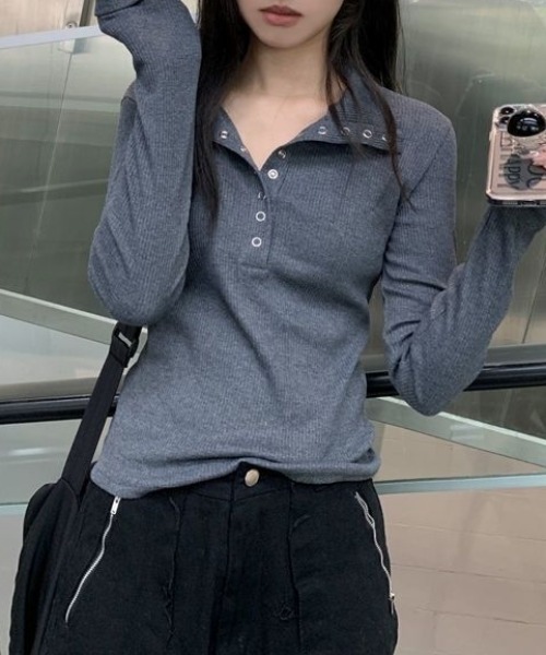 lilful(リルフル)の「カットリブ 襟ヘンリーネック シンプルロンT(Tシャツ/カットソー・レディース・チャコール/アイボリー・M/L)」の1枚目の写真