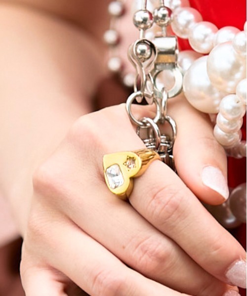 Casselini(キャセリーニ)の「Casselini(キャセリーニ)ハートビジューリング(リング・レディース・シルバー/ゴールド・13号)」の2枚目の写真