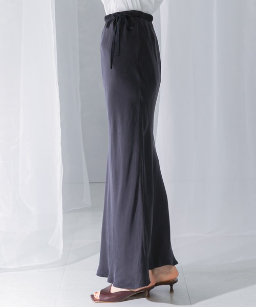 URBAN RESEARCH ROSSO WOMEN(アーバンリサーチ ロッソ)の「キュプラバイヤススカート(スカート・レディース・ベージュ/ネイビー・36/38)」の19枚目の写真