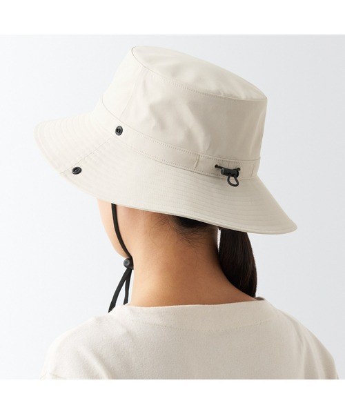 無印良品(ムジルシリョウヒン)の「UVカット 透湿撥水 防水テープ使い サファリハット(ハット・レディース・ダークグリーン/ライトピンク/アイボリー/ブラック/ベージュ/ブルー系・56.5-59cm)」の16枚目の写真