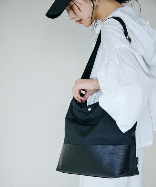 Breath TOPKAPI(ブレストプカピ)の「【Breath TOPKAPI】RIPPLE リプル リンクル ナイロン A4 ショルダーバッグ(ショルダーバッグ・レディース・グレイッシュベージュ/ブラック・FREE)」の1枚目の写真