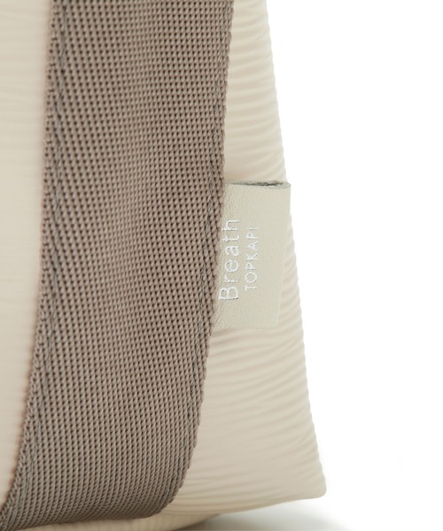 Breath TOPKAPI(ブレストプカピ)の「【Breath TOPKAPI】RIPPLE リプル リンクル ナイロン A4 ショルダーバッグ(ショルダーバッグ・レディース・グレイッシュベージュ/ブラック・FREE)」の4枚目の写真