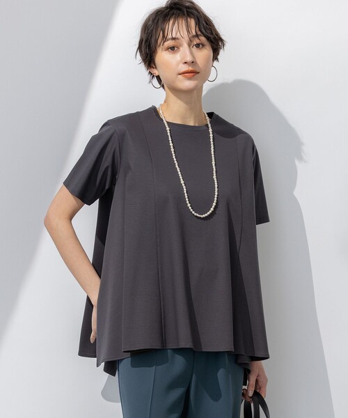 23区(ニジュウサンク)の「【GLOW6月号掲載/汗じみ防止】スムースデザイン フレア Tシャツ(Tシャツ/カットソー・レディース・ホワイト系/グレー系/ベージュ系/ダークグリーン系・38)」の2枚目の写真