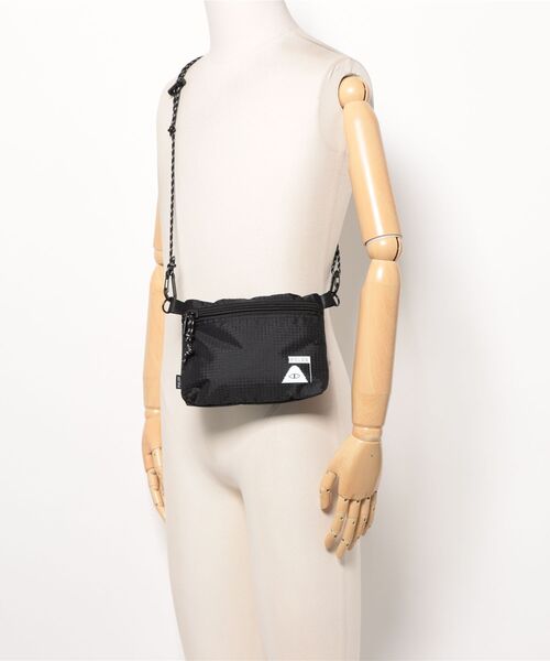 POLeR（ポーラー）の「POLER/ポーラー STUFFABLE POUCH ショルダーバック 241MCV0444（ショルダーバッグ・メンズ・ブラック・FREE）」の5枚目の写真