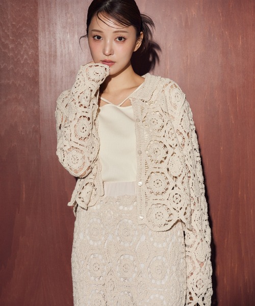 mysty woman（ミスティウーマン）の「クロシェシャツカーデ  493904（カーディガン/ボレロ・レディース・ブラック/アイボリー・FREE）」の2枚目の写真