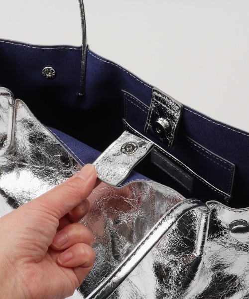 cache cache(カシュ カシュ)の「cachecache カシュカシュ クラシックメタリック肩入バケツトート(トートバッグ・レディース・ゴールド/シルバー系その他/シルバー・FREE)」の7枚目の写真