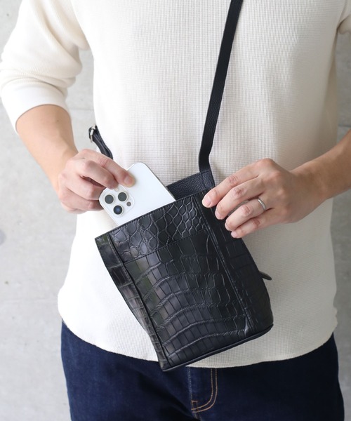 sankyo shokai(サンキョウショウカイ)の「クロコダイル スマホショルダー マット加工(ショルダーバッグ・メンズ・ブラック/ホワイト/ネイビー・FREE)」の4枚目の写真