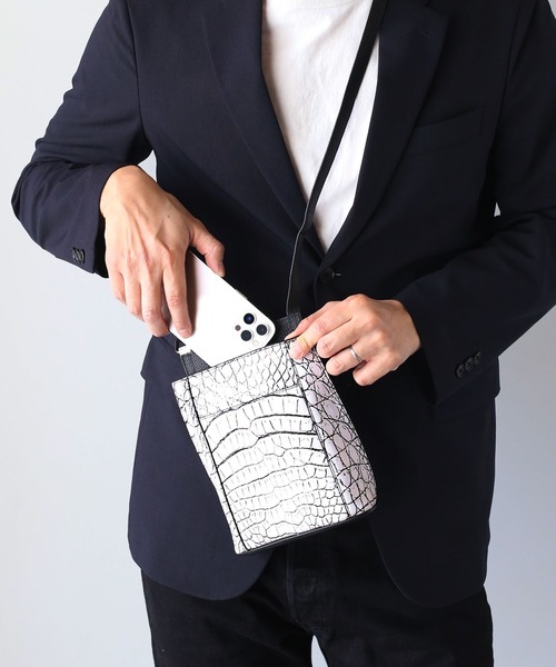 sankyo shokai(サンキョウショウカイ)の「クロコダイル スマホショルダー マット加工(ショルダーバッグ・メンズ・ブラック/ホワイト/ネイビー・FREE)」の5枚目の写真