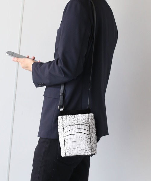 sankyo shokai(サンキョウショウカイ)の「クロコダイル スマホショルダー マット加工(ショルダーバッグ・メンズ・ブラック/ホワイト/ネイビー・FREE)」の6枚目の写真