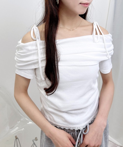 INGNI（イング）の「サイドギャザー肩リボンオフショルトップス（Tシャツ/カットソー・レディース・ブラック/ピンクベージュ/オフホワイト・M）」の4枚目の写真