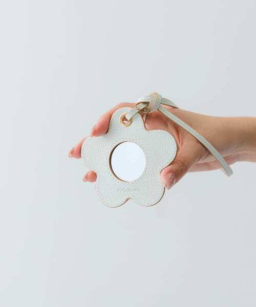 RODE SKO（ロデスコ）の「『一部別注カラー』Hashibami　フラワーチャーム（キーホルダー・レディース・ブラック/アイボリー/イエロー・-）」の2枚目の写真