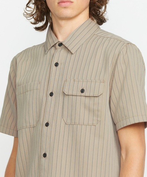 VOLCOM（ボルコム）の「【VOLCOM/ボルコム】Trade Stone Short Sleeve/胸ポケット半袖ストライプシャツ（シャツ/ブラウス・メンズ・ライトカーキ・MEDIUM/LARGE）」の2枚目の写真