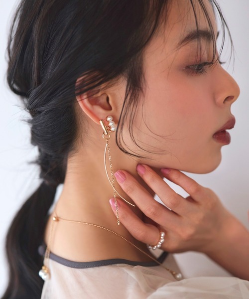 RUIRUE BOUTIQUE（ルイルエブティック）の「2way パール メタル スティックチェーン イヤリング ｜ レディース 結婚式 パーティードレス セレモニー お呼ばれ 華やか 上品 オケージョン 揺れる アクセサリー（イヤリング・レディース・シルバー/ゴールド・FREE）」の4枚目の写真