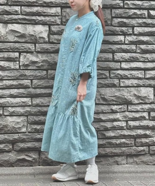SUPER HAKKA（スーパーハッカ）の「先染めシャンブレー　ミモザ＆ドット刺繍ワンピース（前開き）（ワンピース・レディース・ネイビー/グリーン・FREE）」の2枚目の写真