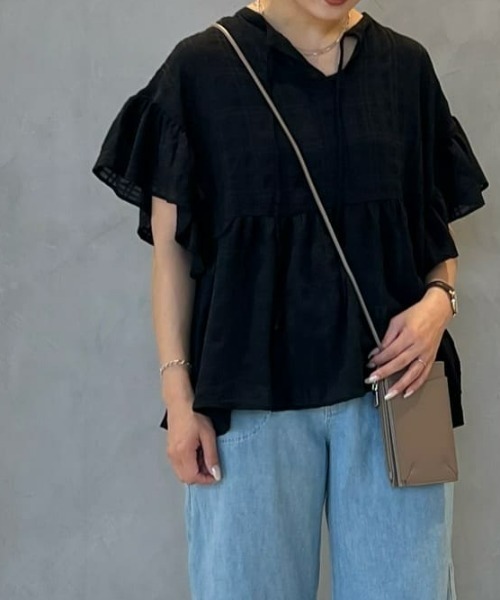 Right-on（ライトオン）の「【HONEYSUCKLE ROSE】フリル切替ブラウス（シャツ/ブラウス・レディース・ブラック/オフホワイト/イエロー・S/L/M）」の2枚目の写真