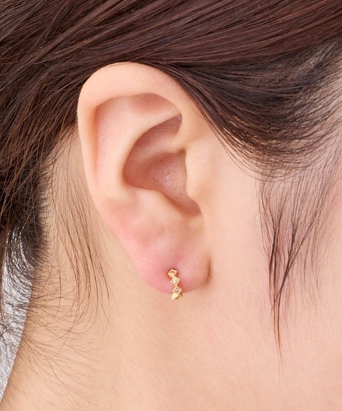 CALIN STANDARD(カリンスタンダード)の「◆金属アレルギー対応◆◆made in japan◆【純金厚メッキ】ダイヤカット 極小ミニマルカーブピアス(ピアス(両耳用)・レディース・ゴールド/ピンクゴールド/シルバー・FREE)」の1枚目の写真