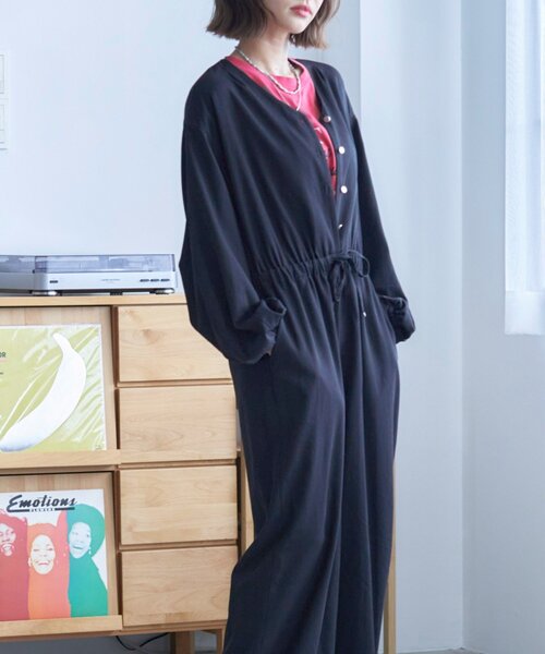 Remind me and forever（リマインドミーアンドフォーエバー）の「【nane】《サイズ展開有》ボリュームスリーブオールインワン（ワンピース・レディース・ベージュ/ブラック・MEDIUM/LARGE）」の5枚目の写真