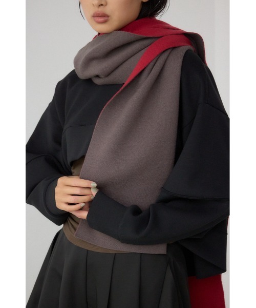 AZUL by moussy（アズールバイマウジー）の「【PLUS】リバーシブルフーディーマフラー（ストール/ショール・レディース・ダークブラウン/チャコールグレー・FREE）」の2枚目の写真