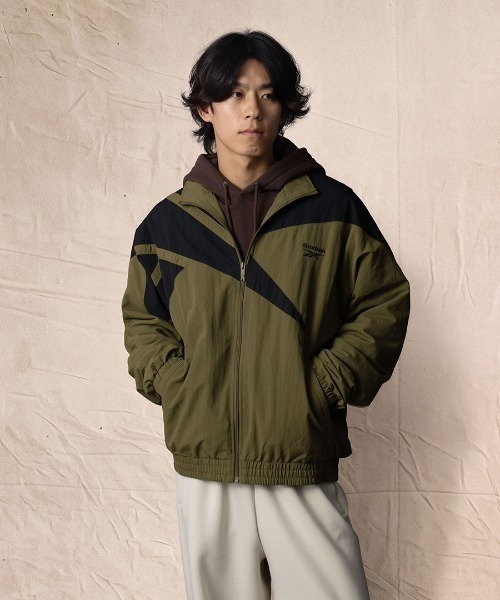 Reebok(リーボック)の「クラシックス ベクター トラックトップ / CL F FR TRACKTOP(ナイロンジャケット・メンズ・アッシュブラウン/ネイビー/ブラック/ライトブルー/バーガンディー/ブラック系その他/ブルー/オリーブ/ブラック系その他3/ブルー系その他/ブラック系その他2・SMALL/MEDIUM/LARGE/X-LARGE)」の6枚目の写真