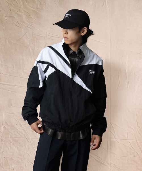 Reebok(リーボック)の「クラシックス ベクター トラックトップ / CL F FR TRACKTOP(ナイロンジャケット・メンズ・アッシュブラウン/ネイビー/ブラック/ライトブルー/バーガンディー/ブラック系その他/ブルー/オリーブ/ブラック系その他3/ブルー系その他/ブラック系その他2・SMALL/MEDIUM/LARGE/X-LARGE)」の3枚目の写真