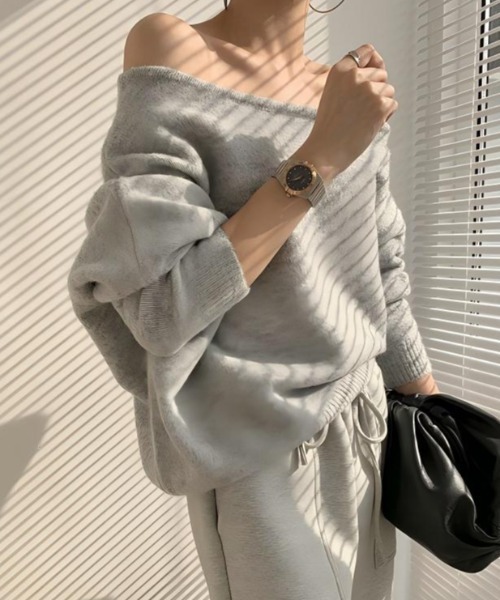 FAVORITO(ファヴォリート)の「オフショルダーセーター(ニット/セーター・レディース・ブラック/グレー/ベージュ・F)」の3枚目の写真